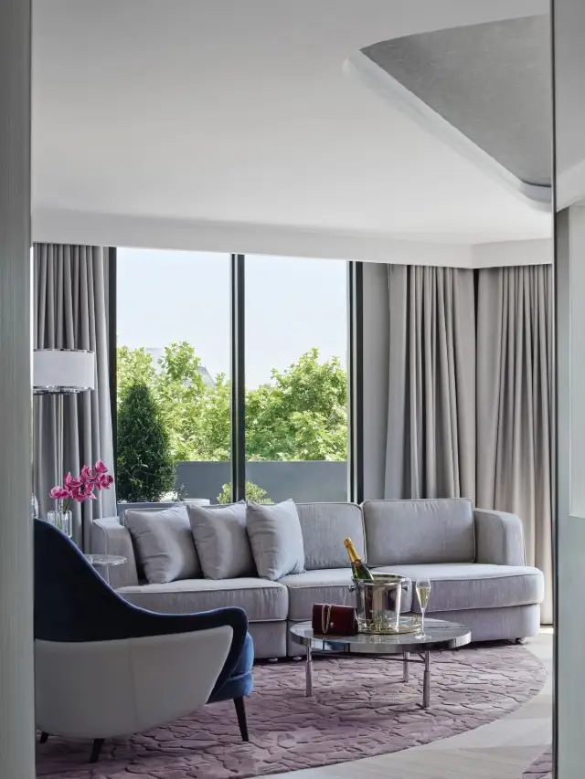✨ Melbourne's Marvel: Luxe Stays at The Royce ✨