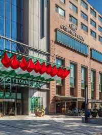 🌟 Budapest's Best: Crowne Plaza's Chic Comfort! 🌟