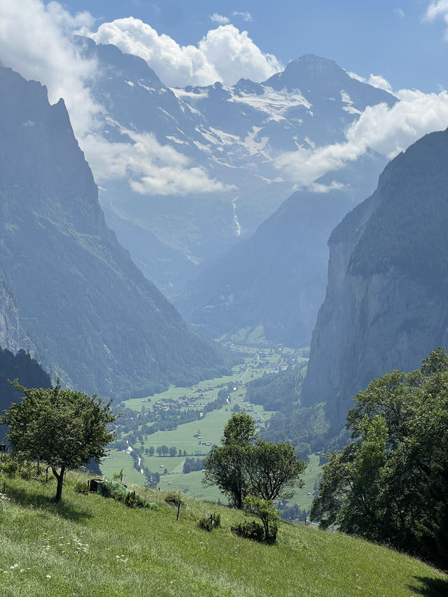 Alpine Wonders: Discovering Interlaken and Its Scenic Surroundings 📷 