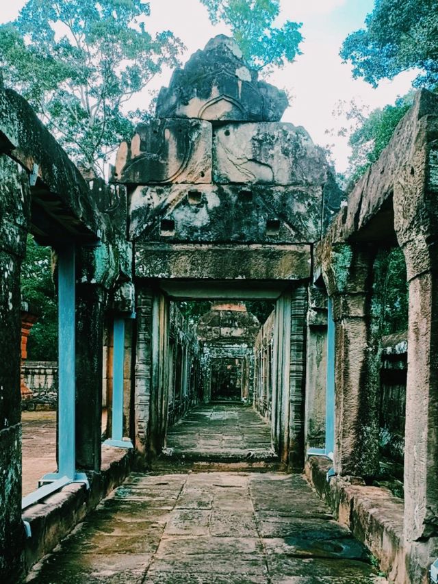 Glorious Angkor Thom Magnificent Ruins: Impression and Posession