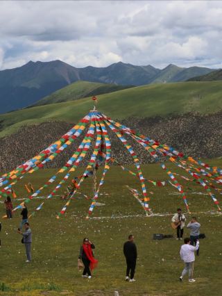 Cuopugou Scenic Area, the first stop on a Tibetan tour, is just so beautiful.