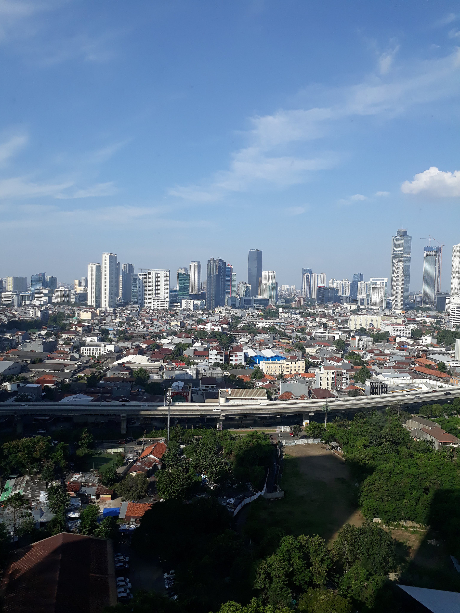 Sebagai ibu kota Indonesia, Jakarta menawarkan banyak pilihan transportasi! Namun, jika Anda baru di sini, hal ini bisa sangat membingungkan...
Panduan 【Transportasi Super Praktis】🗒️ ini telah disusun dengan hati-hati untuk membantu Anda menemukan tips perjalanan hemat dan bebas stres hanya dengan satu klik! Tandai sekarang! 👇

🛬【Bandara → Pusat Kota】Cara Tercepat Menuju Tujuan!
Bandara Soekarno-Hatta (CGK) berjarak sekitar 20 km dari pusat kota. Berikut adalah pilihan transportasi utama:

1. 🔥 Bus Bandara (Damri Bus) – Pilihan Hemat
✅ Cocok untuk: Mereka yang memiliki anggaran terbatas & tidak terburu-buru (membutuhkan transfer)
💰 Biaya: Rp 40k-50k (≈¥20-25)
⚠️ Poin Penting:
Frekuensi: Setiap 15 menit hingga 1 jam (tergantung rute)
Jam Operasional: 05:00 - 24:00
Penjemputan: Di luar aula kedatangan
Ingat untuk menyiapkan uang tunai! Pemberhentian terakhir biasanya di Stasiun Kereta Gambir.

2. 🔥 Taksi – Pilihan Bebas Khawatir
✅ Cocok untuk: Wisatawan dengan banyak bagasi/dalam keadaan terburu-buru/ingin kenyamanan
💰 Biaya: Rp 150k-200k (≈¥75-100)
⚠️ Poin Penting:
Jam Operasional: 24 jam
Penjemputan: Stand taksi di luar aula kedatangan

3. 🔥 Transportasi Online (Grab) – Pilihan Transparan
✅ Cocok untuk: Mereka yang memiliki akses internet, khawatir dikenakan biaya berlebih
💰 Biaya: Sedikit lebih murah daripada taksi (harga real-time di aplikasi)
⚠️ Poin Penting:
Jam Operasional: 24 jam
Ingat untuk mengunduh dan mendaftar aplikasi Grab sebelumnya!
Penjemputan: Zona Transportasi Online Bandara CGK
Biaya layanan bandara: Rp 5.000 (dibayar oleh penumpang)

4. 🔥 Kereta Bandara (Railink) – Pilihan Cepat
✅ Cocok untuk: Wisatawan dengan bagasi ringan yang ingin langsung ke stasiun kota
💰 Biaya: Rp 70k (≈¥35)
⚠️ Poin Penting:
Frekuensi: Sekitar setiap 30 menit
Jam Operasional: 06:00 - 22:00
Penjemputan: Harus naik Skytrain bandara terlebih dahulu untuk menuju stasiun kereta!

🚦【Berkeliling Kota】Perbandingan Pilihan Transportasi!
1. 🔥 Metro (MRT) – Cepat dan Tepat!
✅ Cocok untuk: Mengunjungi atraksi utama kota (Lapangan Merdeka, dll.)
💰 Biaya: Rp 3.5k - 14k
⚠️ Poin Penting:
Jam Operasional: 06:00 - 22:00
Tap kartu Anda sebelum naik! Perhatikan arah dengan cermat untuk menghindari salah jalan!

2. 🔥 Bus Rapid Transit (BRT) – Ramah Anggaran!
✅ Cocok untuk: Perjalanan pendek, perjalanan hemat (Rute 1 menghubungkan Kota Tua dan Lapangan Merdeka)
💰 Biaya: Rp 3.5k
⚠️ Poin Penting:
Jam Operasional: 06:00 - 22:00
Hanya mendukung kartu elektronik (kartu Jak Lingko atau e-wallet)! Uang tunai tidak lagi diterima!

3. 🔥 Taksi/Transportasi Online – Penting untuk Wisatawan Malas!
✅ Cocok untuk: Perjalanan pendek/perjalanan malam/menghindari panas
💰 Biaya: Tarif awal Rp 10k, sekitar Rp 5.5k per km
⚠️ Poin Penting:
Jam Operasional: 24 jam
Blue Bird atau Grab adalah yang paling dapat diandalkan! Konfirmasi tarif meteran atau aplikasi, pembayaran kartu diterima, minta struk!

4. 🔥 Sepeda Motor (Ojek) – Penyelamat dari Kemacetan!
✅ Cocok untuk: Perjalanan pendek, fleksibel, tidak takut panas
💰 Biaya: Dapat dinegosiasikan atau berbasis aplikasi (biasanya lebih murah)
⚠️ Poin Penting:
Menggunakan aplikasi Gojek untuk memesan adalah yang paling aman!
🚨 Helm wajib digunakan! Jika tidak, denda Rp 250k berlaku!

5. 🔥 Becak – Pengalaman Budaya!
✅ Cocok untuk: Perjalanan wisata pendek di Kota Tua (Kota Tua)
💰 Biaya: Negosiasikan sebelumnya! (Biasanya mahal)
⚠️ Poin Penting:
Jam Operasional: Utamanya siang hari
Hanya tersedia di area wisata! Tidak diizinkan di pusat kota! Selalu sepakati harga dan rute sebelumnya!

💡【Panduan Cepat Wisatawan Malas】Salin Ini!
📱 Aplikasi Wajib:
Grab (transportasi online/pengantaran makanan)
Gojek (sepeda motor/transportasi online/pengantaran makanan)
Jak Lingko (pembayaran bus/metro/kereta, wajib instal)
(Opsi) Traffic Watch (pembaruan lalu lintas real-time)

💰 Tips Hemat:
Di bandara, pilih kombinasi bus atau Railink + MRT (cepat dan murah!)
Di kota, gunakan BRT + tiket harian Jak Lingko (Rp 20k untuk perjalanan tak terbatas di BRT/bus reguler! MRT tidak termasuk)

🚨 Nomor Darurat: 110 (Polisi) | 118 (Ambulans)

Setelah Anda mengatur transportasi, setengah petualangan Jakarta Anda selesai!
Simpan panduan praktis ini sekarang dan hindari kesalahan perjalanan! 💪

Kami menunggu Anda di kolom komentar: Metode transportasi mana yang paling ingin Anda coba? 🚖🛵🚇
Cari 🔍【Jakarta · Panduan Lokal】untuk pengalaman Jakarta yang lebih otentik!
