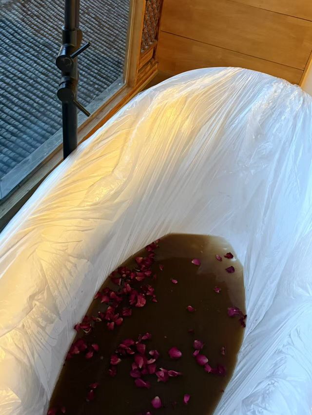 特意為了窗外的美景，來到西江千戶苗寨