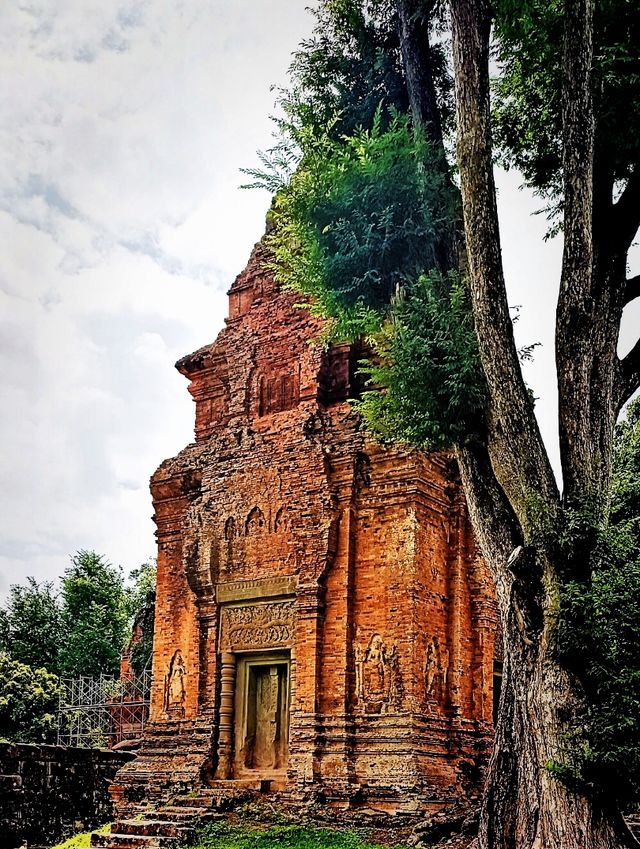 Ancient Charm of Lolei Temple: Magnificent Architecture