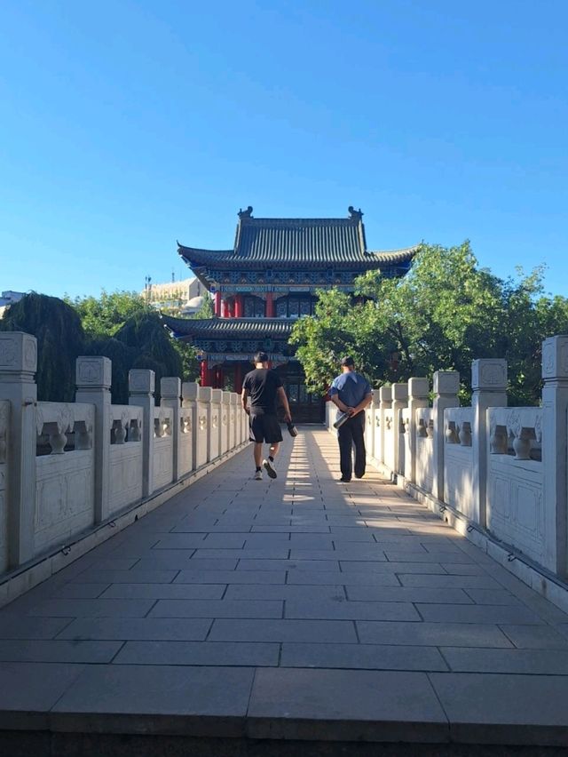 Ürümqi: Where Cultures Meet Under the Tianshan Mountains 🏔️🌆 Ürümqi: Where Cultures Meet Under the Tianshan Mountains 🏔️🌆