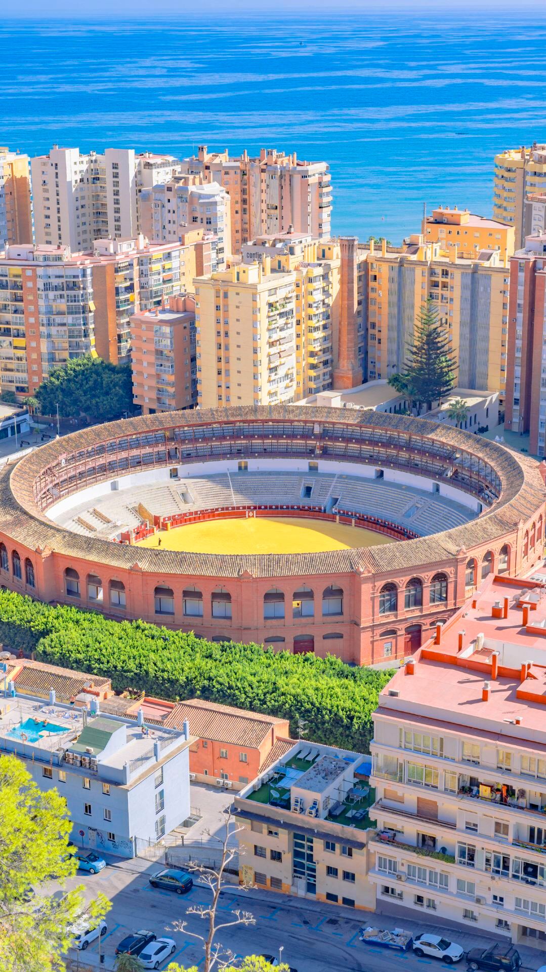 ถ่ายรูปที่สนามสู้วัวกระทิง La Málaga ในเมืองมาลากา ประเทศสเปน และเพลิดเพลินไปกับความโรแมนติกของท้องทะเล