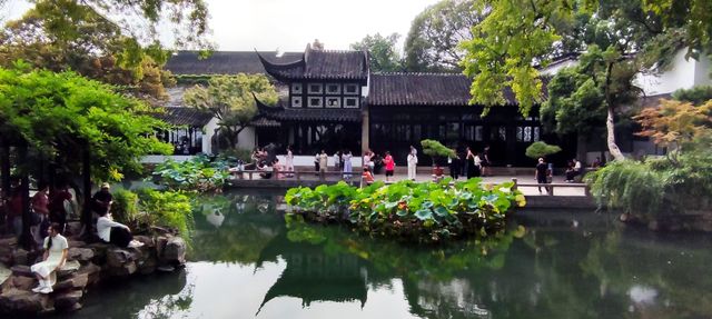 綠意依然、鮮花盛開的留園
