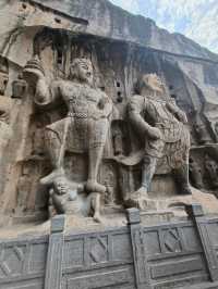 伊闕山水，龍門石窟