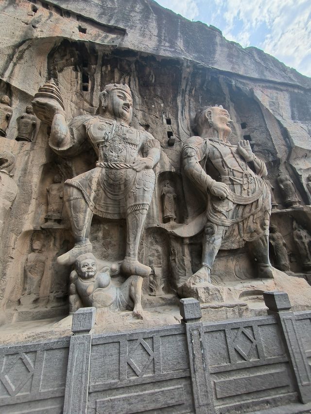 伊闕山水，龍門石窟