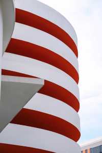 在未完成的建築裡,拍一部未來感大片