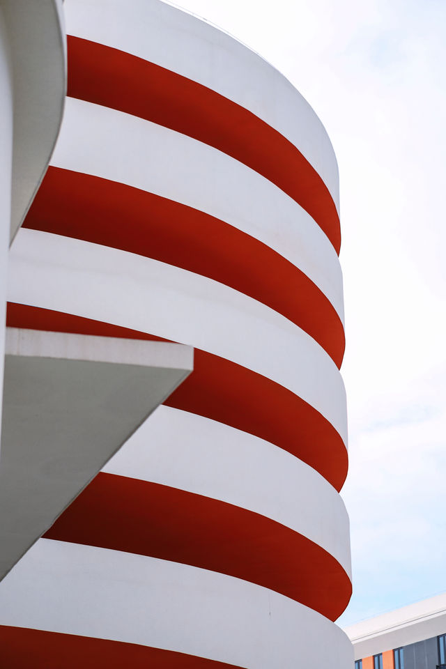 在未完成的建築裡,拍一部未來感大片 在未完成的建築裡,拍一部未來感大片