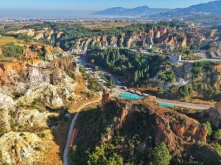 #The 7th Lancang-Mekong International Film Week In the gentle embrace of Luliang, Qujing, in the land of colorful clouds, lies a place like a dreamland—the Colorful Sand Forest. 