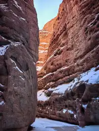 不望祁連山頂雪，錯把張掖當江南