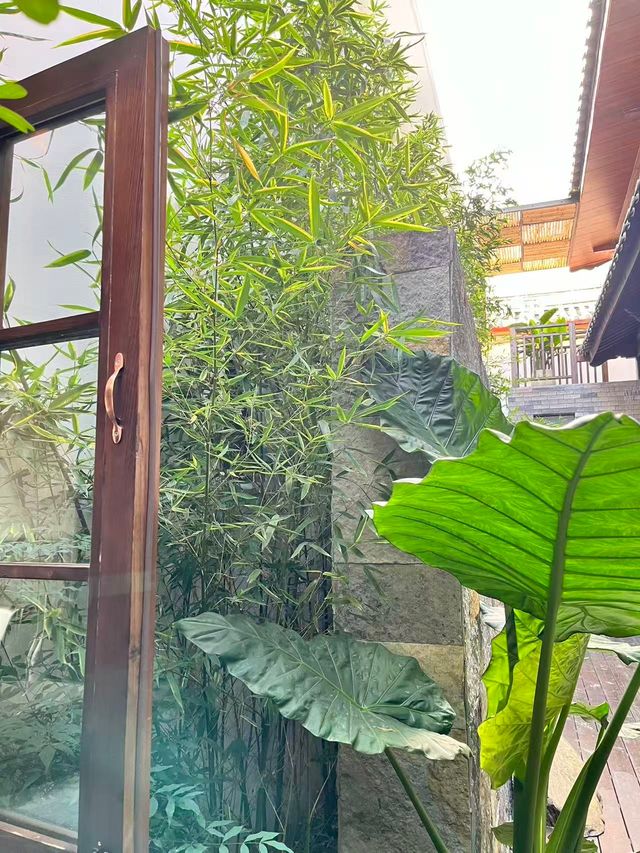 逃離喧囂！麗江這家侘寂風咖啡館美到窒息