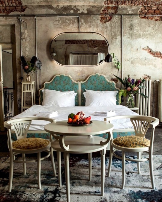 Hidden within a stunning Art Nouveau building completed in 1905, the Jade Hotel boasts a history as rich and enduring as its design aesthetics.

Carefully restored, this century-old building has been reborn as an undisputed masterpiece. Look up to see the intricate and exquisite stucco ceiling, with every detail engraved by the craftsmanship of time; reach out to touch the ornately decorated relief doors, each carving telling a legendary story of the past; and gaze upon the softly patinated walls, where every texture holds the stories of time.

Stepping inside feels like traveling through a hundred years, where history and art blend to create a timeless journey of living and experiencing.