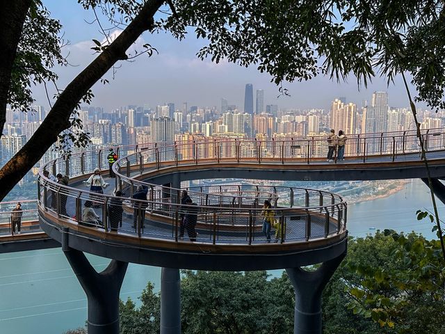 重慶鵝嶺公園|俯瞰山城的絕美視角 來重慶住全季兩江幸福廣場酒店,去鵝嶺公園超方便,地鐵就能到