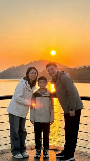 พาเด็กๆ ไปสำรวจเมืองผู่เอ๋อร์: เก็บใบชา ให้อาหารแพนด้าแดง และเดินเล่นไปตามเส้นทางโบราณ