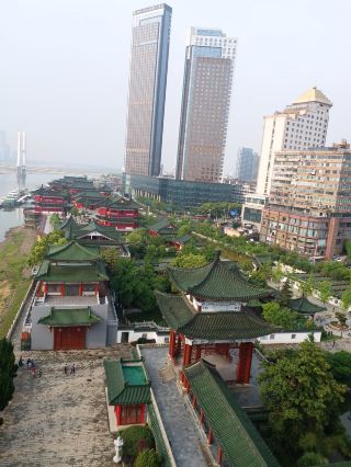 남창에서 한 잔의 와관탕을 마시고, 노산에서 구름이 일어나는 광경을 기다리다