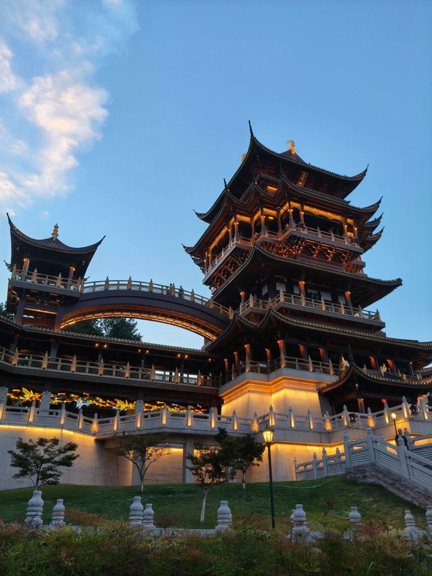 Yiwu, the "world supermarket," hides ancient Jiangnan towns, Tang-style night scenes, and international flavors