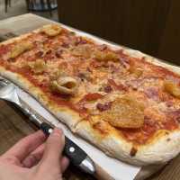 有炸豬皮的Pizza!