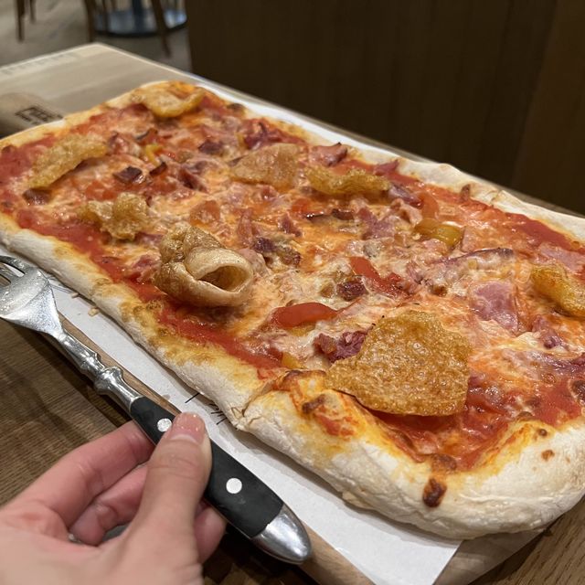 有炸豬皮的Pizza!