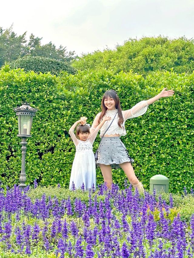真喺好鍾意氣球🎈🥰 仲要一次過咁多氣球真係好開心💕 好夢幻🥰去咁多次Disney最鍾意呢張相❤️多謝契女爸爸陪我癲😝  有朋友話驚我被氣球🎈升起😂  今日其實俾人激到勁嬲 睇返啲開心相放