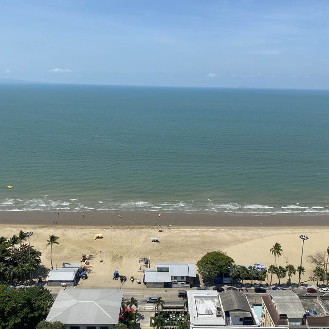 พักสบายวิวหาดจอมเทียนที่ดีวารีจอมเทียนบีชโฮเทล 🌊