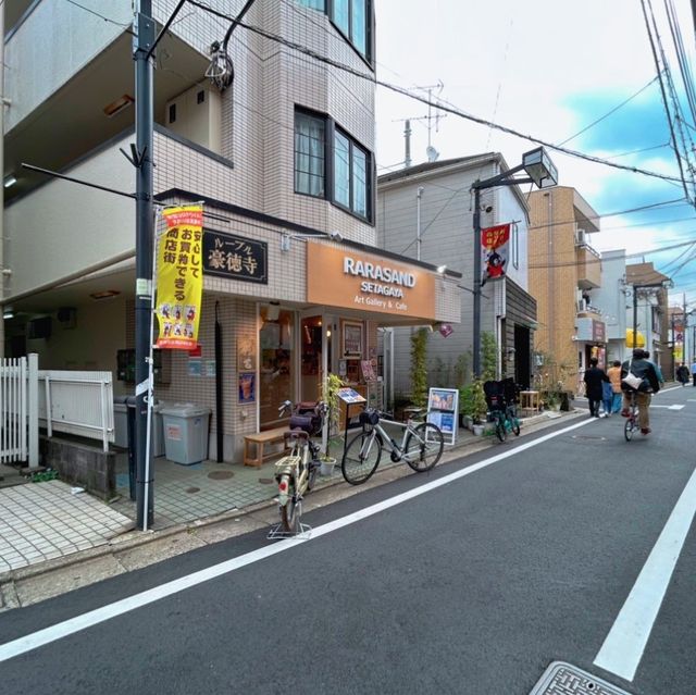 豪徳寺駅周辺カフェの招き猫ピンクもなかで運気アップ