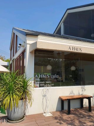 • 𝑨 𝑯𝑨𝑼𝑺 咖啡館 • 武里隆