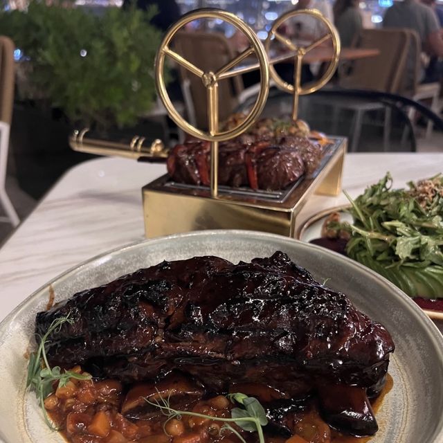 「Dubai Mall夜晚噴泉下非洲餐廳，觀景位置最佳！」