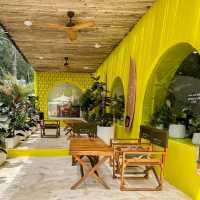 คาเฟ่ริมทะเลบางสัก สีเขียวมะนาวจี๊ดจ๊าด 