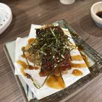 美味新鮮熱辣香脆的「鰻魚燒飯團」😋