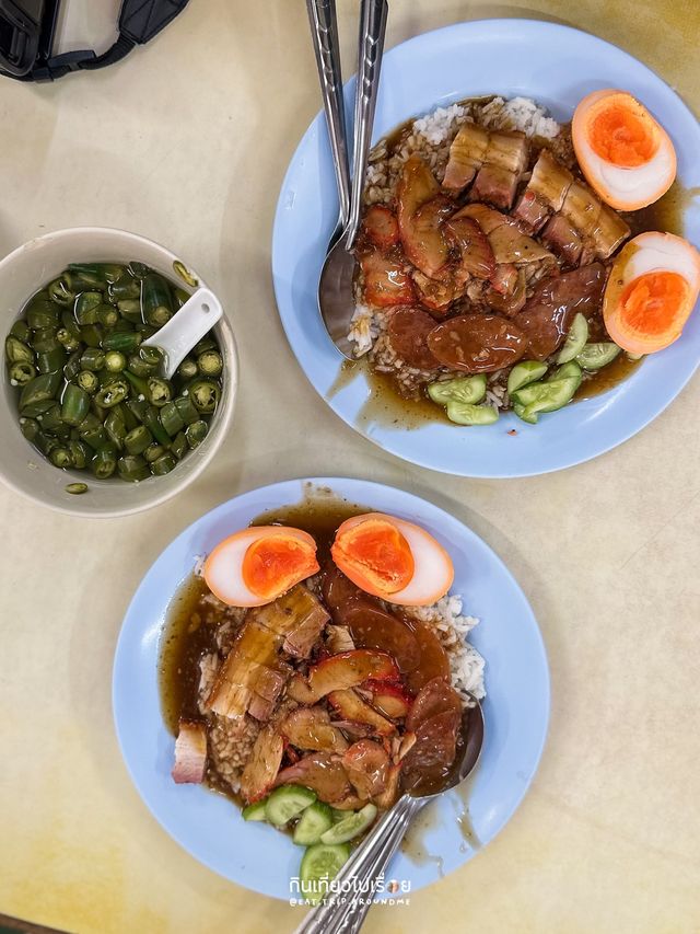 สีมรกต ข้าวหมูแดงเจ้าเก่าเจ้าดัง