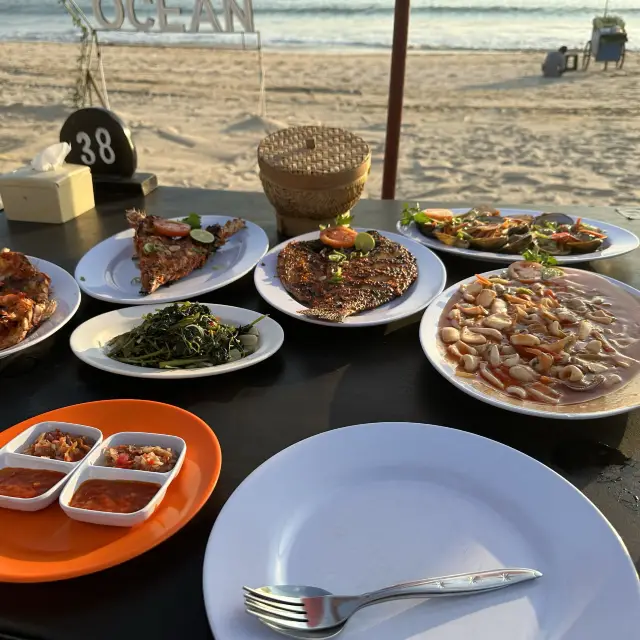 ジンバランビーチで豪華シーフード料理🦐