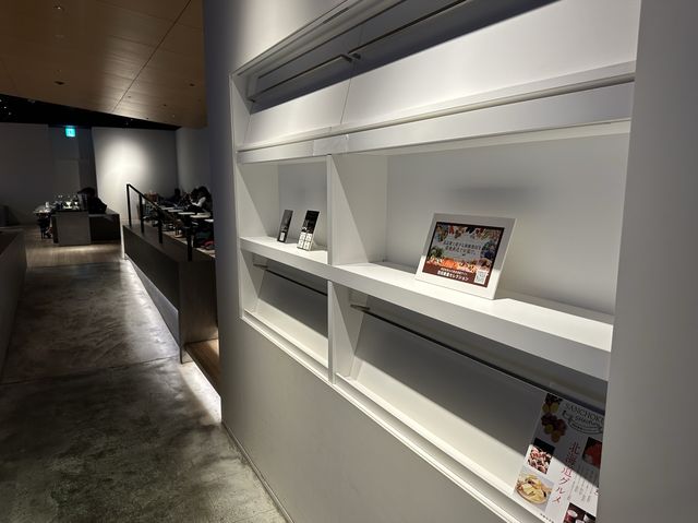 羽田空港第1ターミナル。保安検査場内の有料ラウンジ『Power Lounge North』