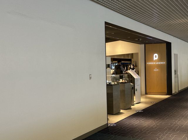 羽田空港第1ターミナル。保安検査場内の有料ラウンジ『Power Lounge North』