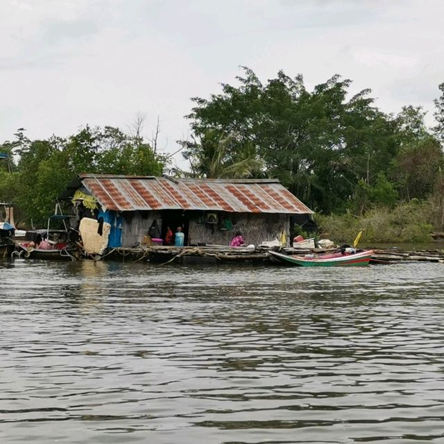 เขาขนาบน้ำในวันฟ้าครึ้ม 