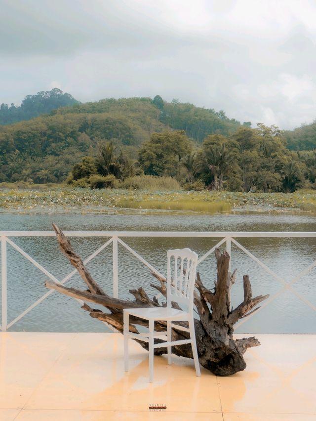 คาเฟ่สไตล์บาหลีตั้งอยู่กลางทะเลสาบล้อมไปด้วยขุนเขา