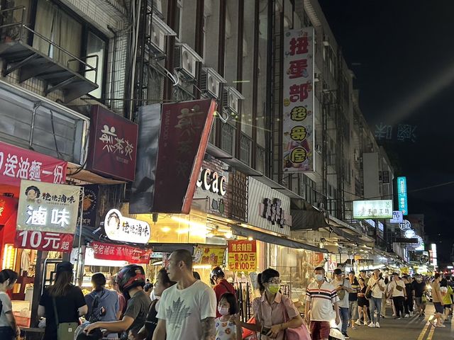 🌙 中原夜市：桃園之夜的美食樂園！🍢🛍️