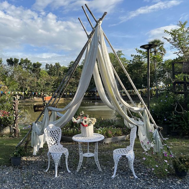 Fourbuta Cafe คาเฟ่วิวสวนสวย สายน้ำ และทุ่งนา