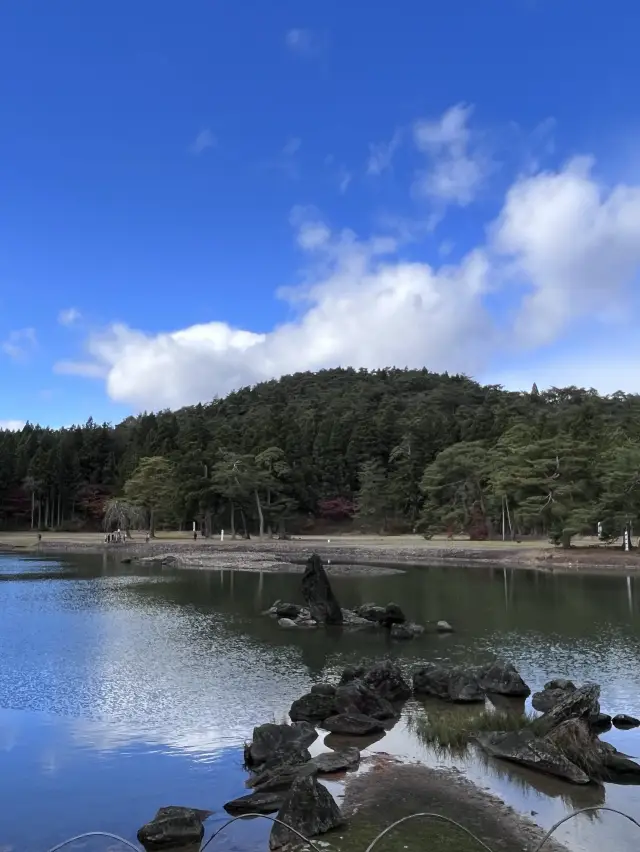 世界遺産、毛越寺の紅葉を見に