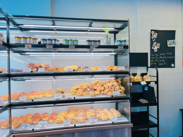 呢度每一款麵包同Bagel 都係自家烘焙，除左口感出色之外，佢地既Bagel 口味選擇又夠多，咸同甜都有供應，岩哂唔同既朋友仔～