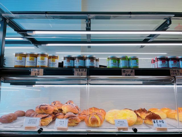 呢度每一款麵包同Bagel 都係自家烘焙，除左口感出色之外，佢地既Bagel 口味選擇又夠多，咸同甜都有供應，岩哂唔同既朋友仔～