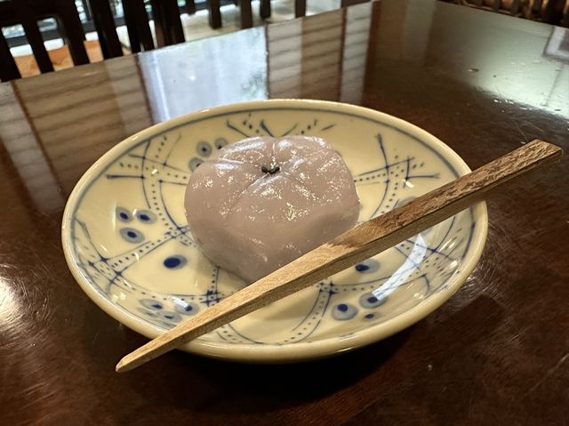 名古屋・伏見。街中で見つけた和菓子屋さん。『むらさきや』で生菓子を楽しむ。