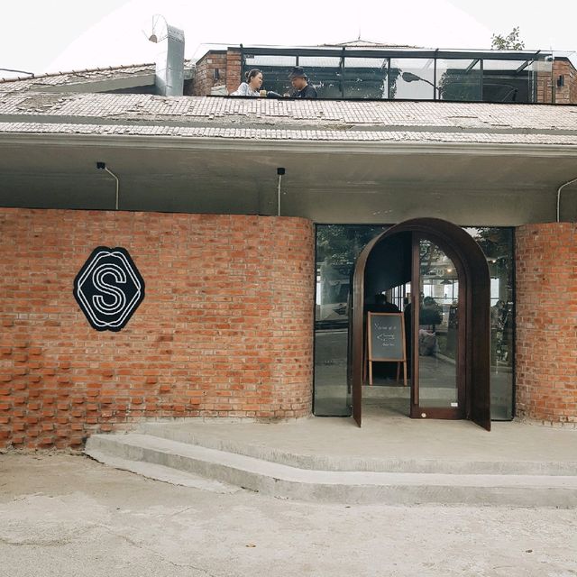 Sipping Bar - chill coffee in central of a Hanoi's lake