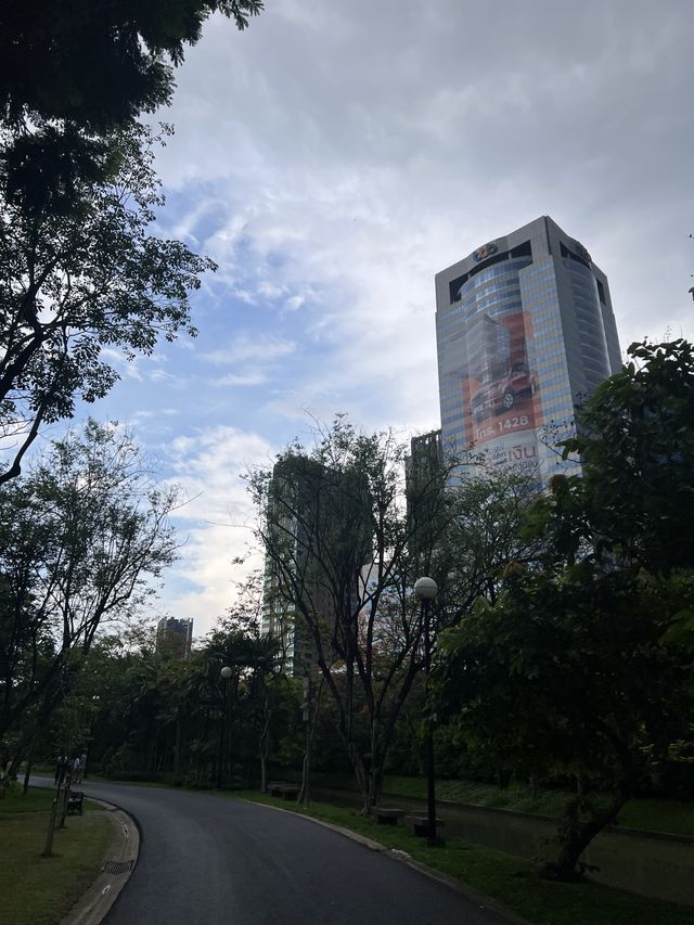 มุมถ่ายรูปฟีลเกาหลี ที่สวนจตุจักรในวันฝนตก 🌳 🚊