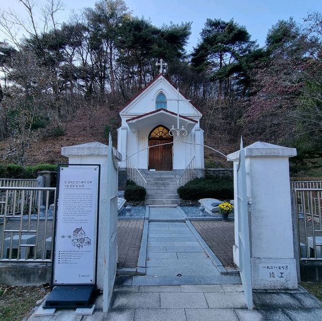 한국 최초의 사제 김대건신부 여기 잠들다.