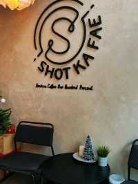 ร้านคาเฟ่ธีมคริสต์มาส กาแฟดี ในเมืองทองธานี