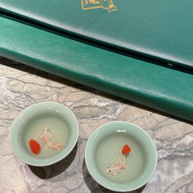 想去特色火鍋店影相打卡📸同時又嘆到高質食材😋推薦華麗打卡火鍋店✨香江花月✨仲有Team Lab波波鏡室，令人好似置身時光隧道咁，夠哂夢幻💗