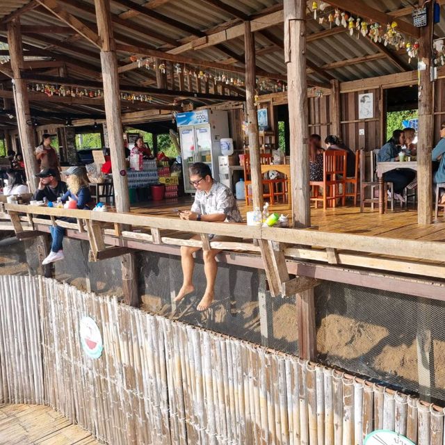 ก๋วยเตี๋ยวห้อยขา บ้านจ่าโบ่ 